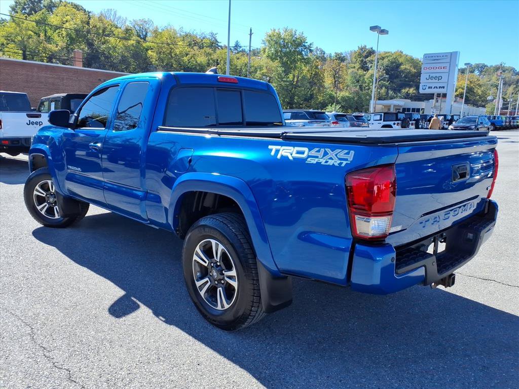 Used 2017 Toyota Tacoma TRD Sport AWD/4WD image 6