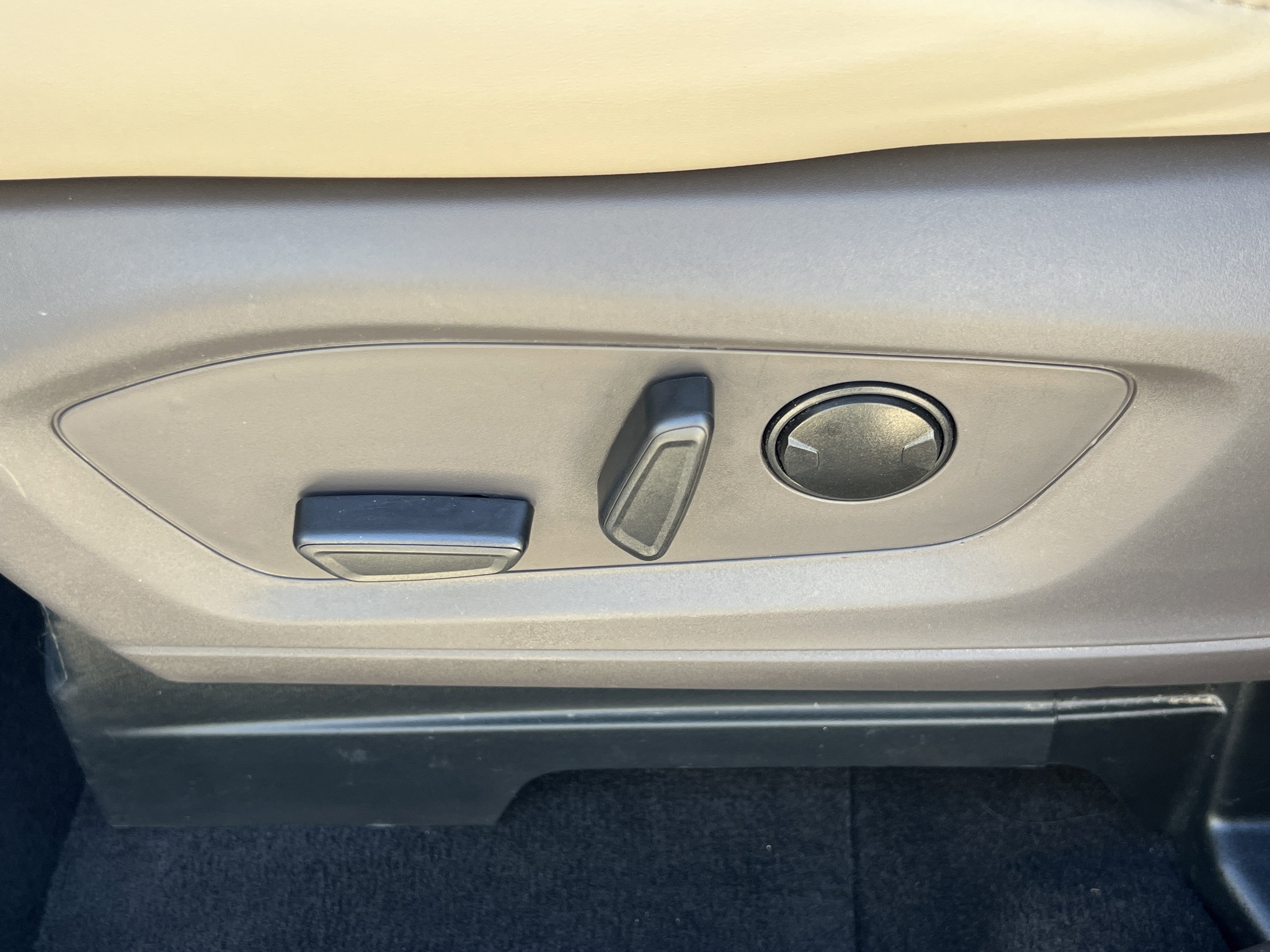 Used 2023 Ford Explorer Platinum w/ Technology Package image 31