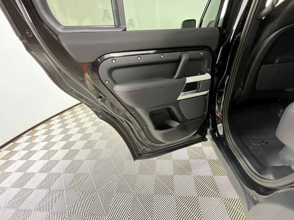 Used 2021 Land Rover Defender 110 SE image 27