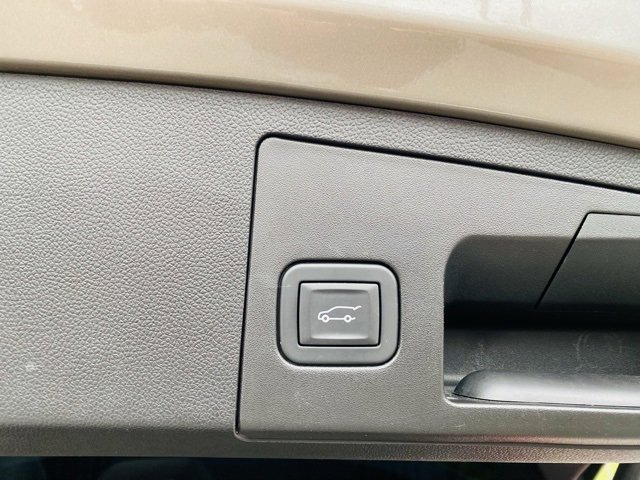 Used 2025 Cadillac XT4 Premium Luxury image 11