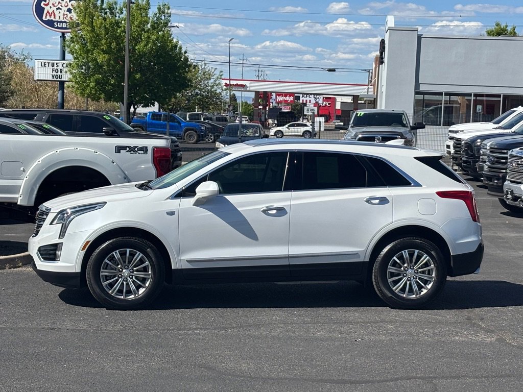 Used 2017 Cadillac XT5 Luxury w/ Driver Awareness Package FWD image 2