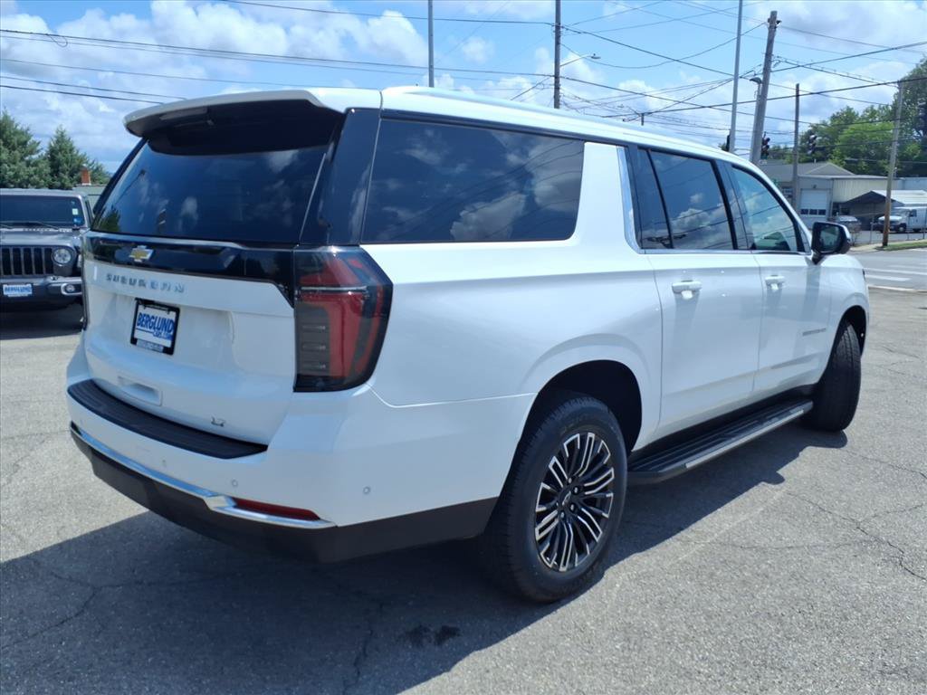 Used 2025 Chevrolet Suburban LT AWD/4WD image 4