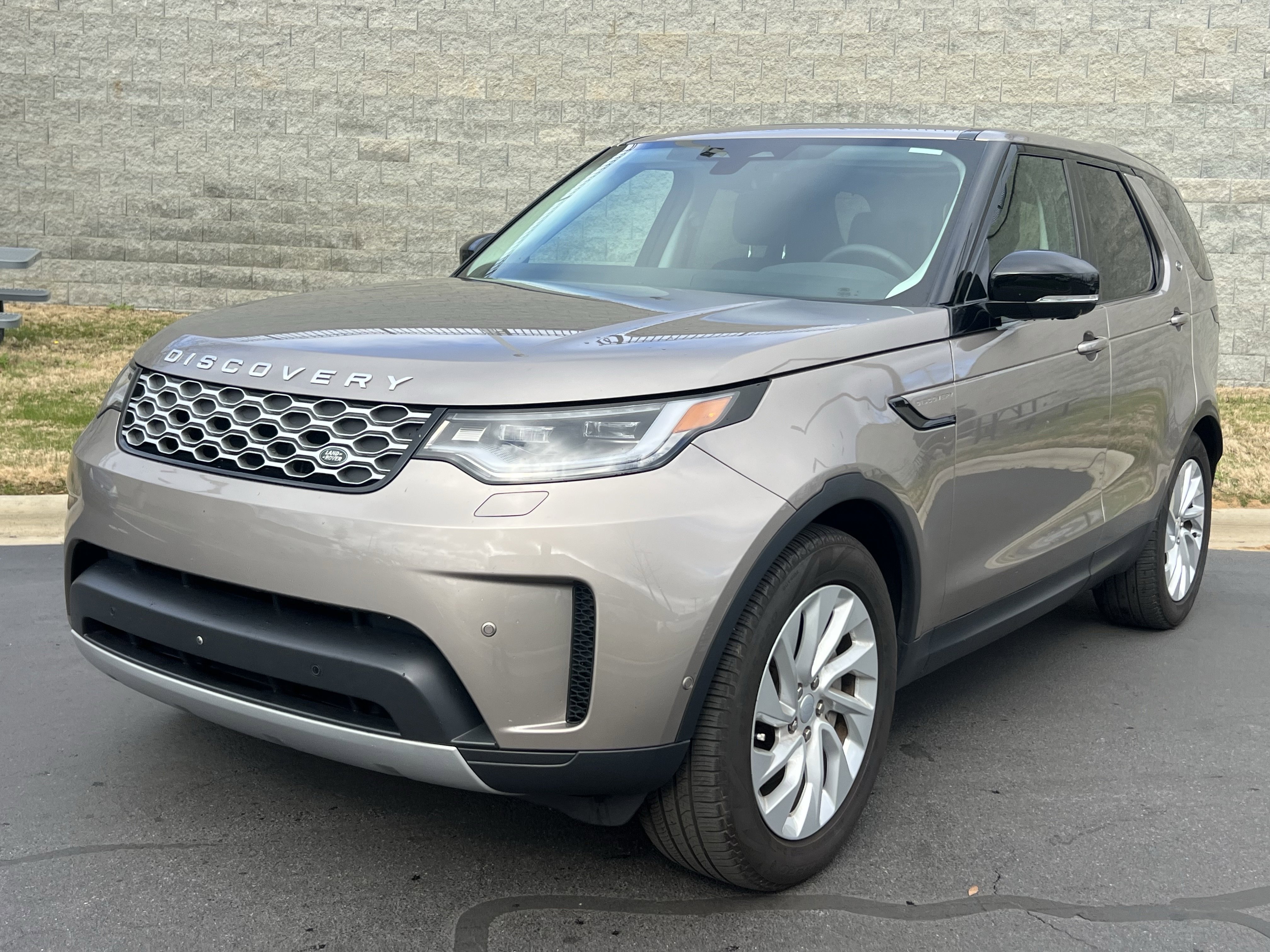 Certified 2024 Land Rover Discovery S image 2