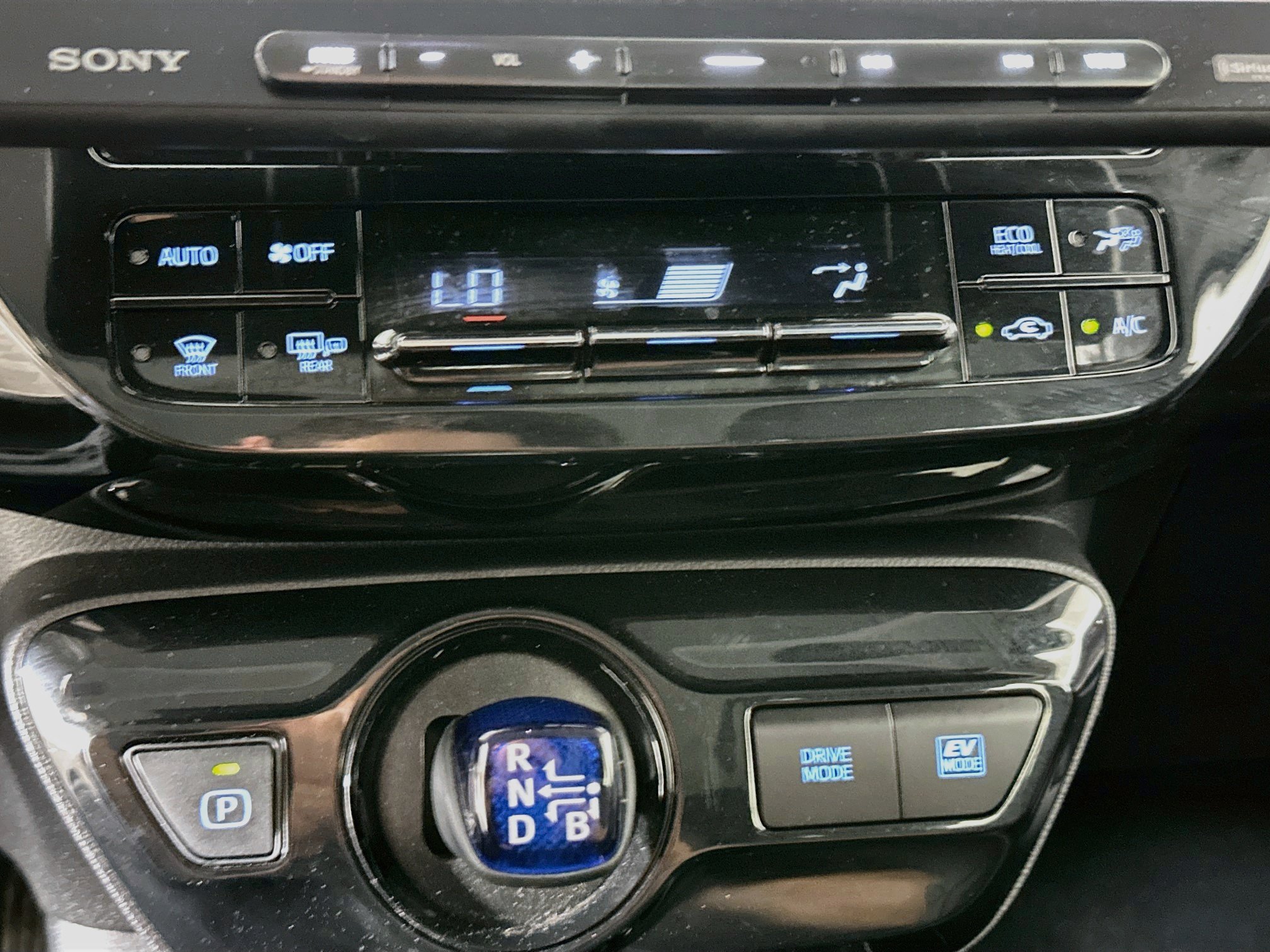 Used 2020 Toyota Prius XLE w/ Premium Convenience Package FWD image 23