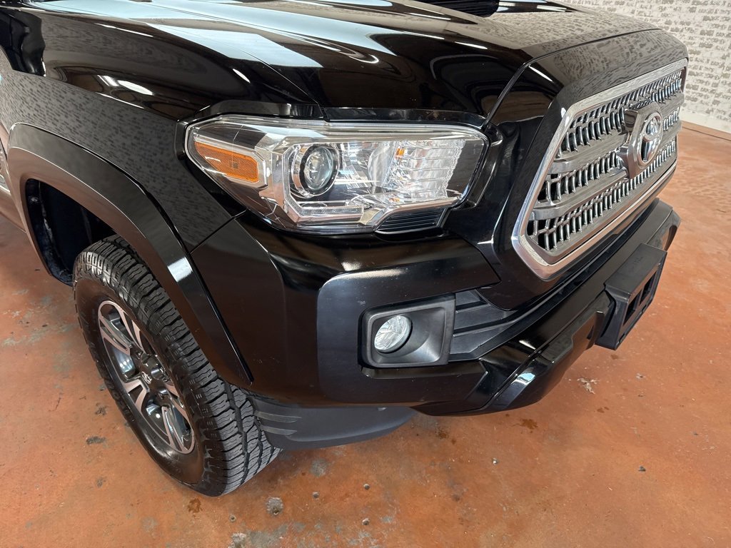 Used 2017 Toyota Tacoma TRD Sport image 9