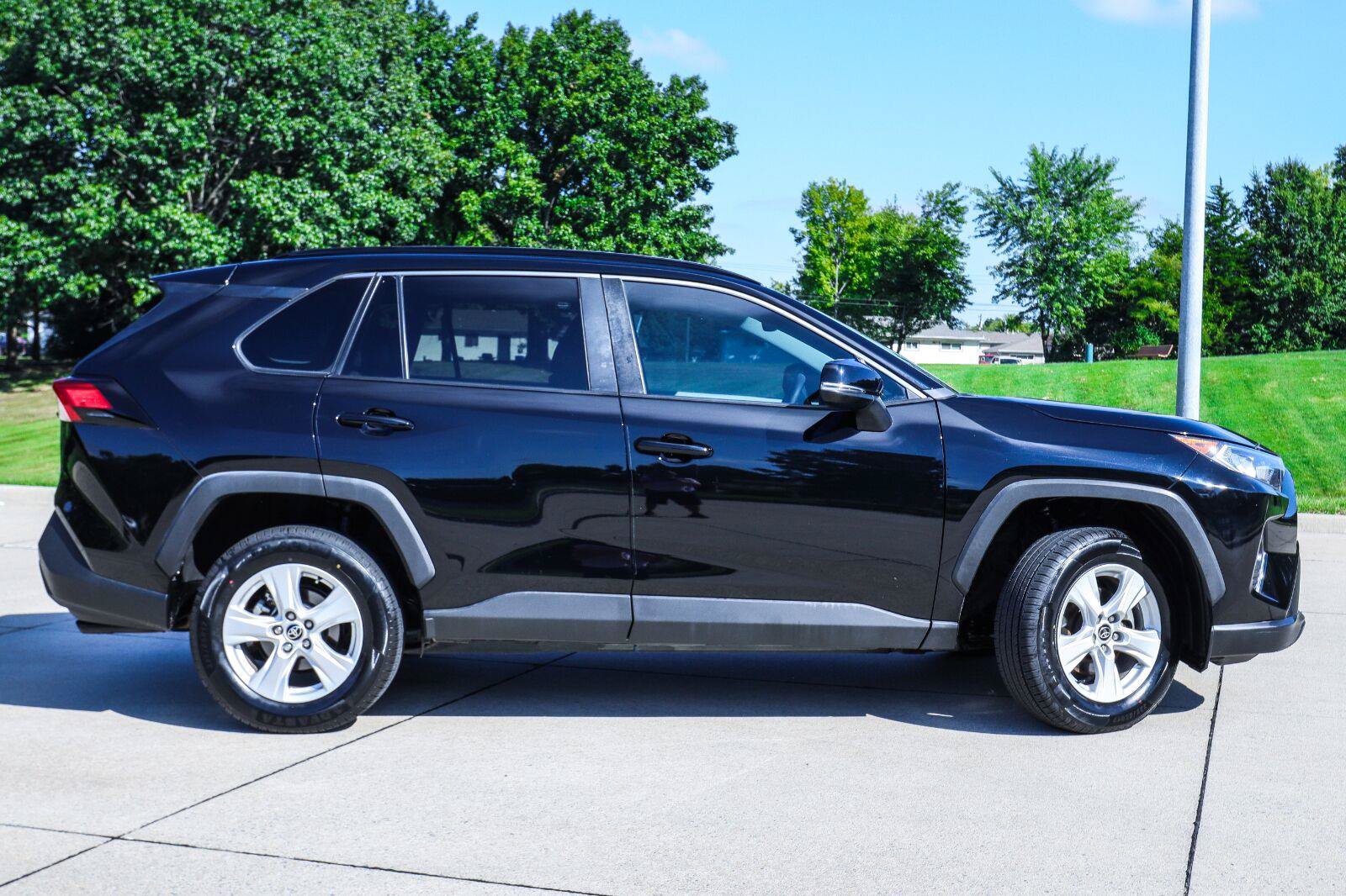 Used 2021 Toyota RAV4 XLE FWD image 5