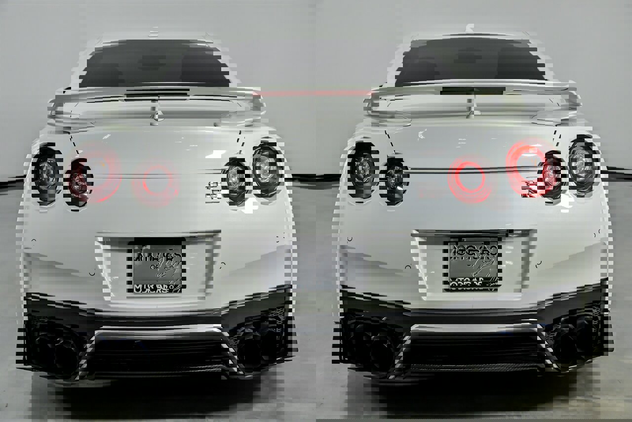 Used 2019 Nissan GT-R Premium w/ Premium Interior Package image 12