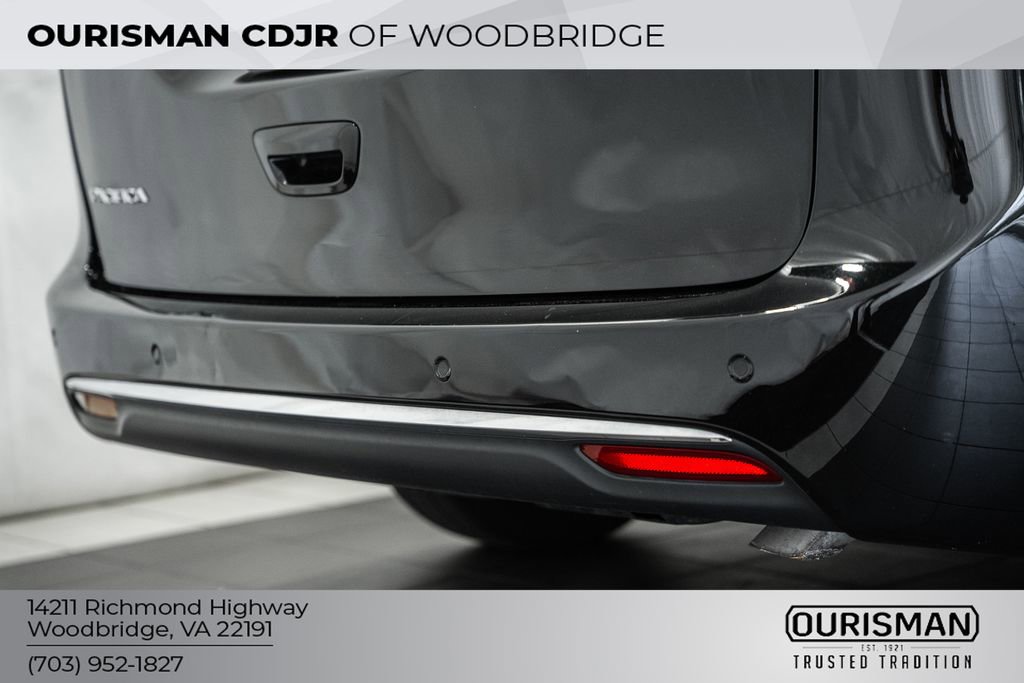 Used 2025 Chrysler Pacifica Select image 9