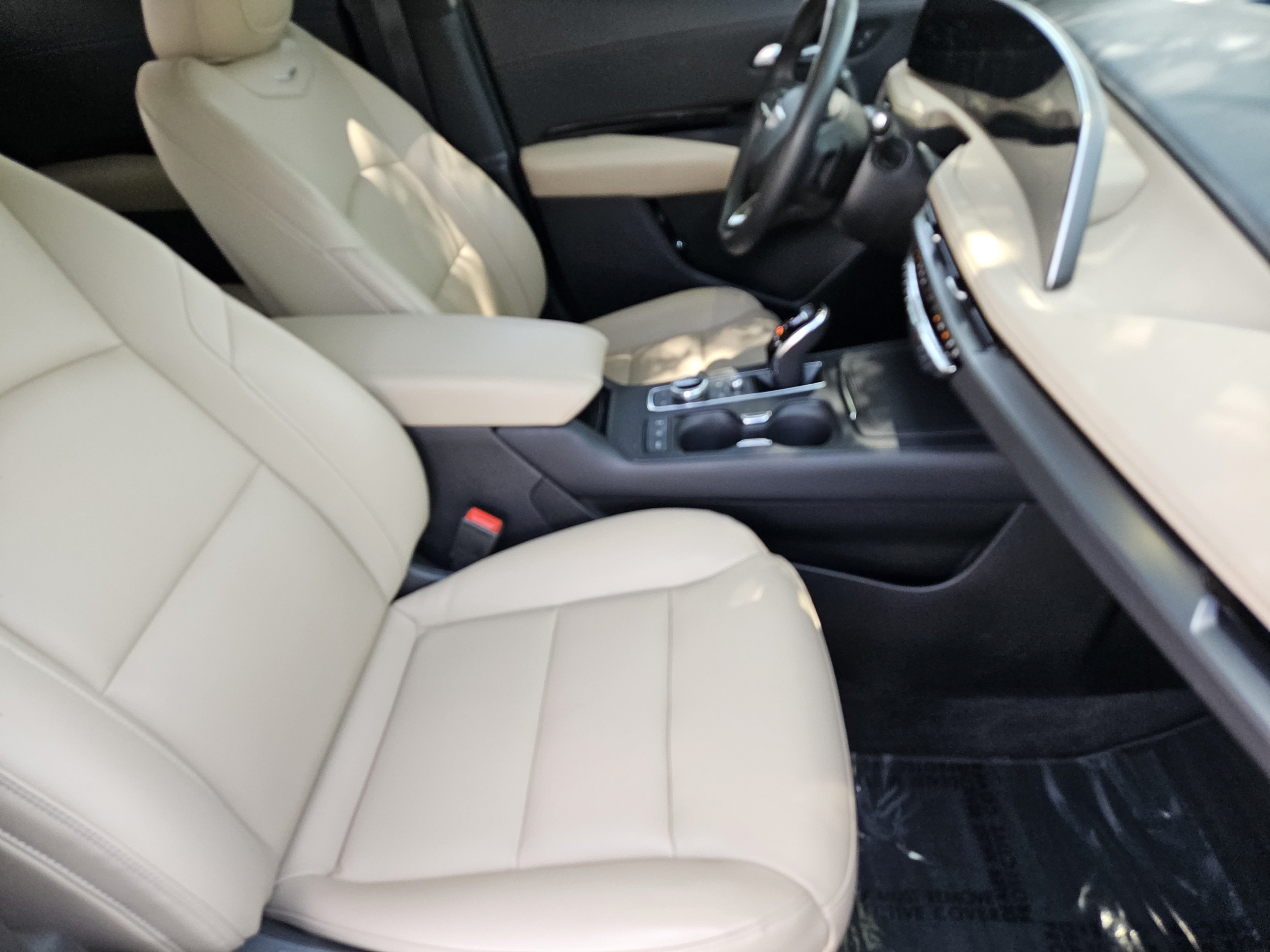 Used 2024 Cadillac XT4 Luxury w/ Cold Weather Package FWD image 6
