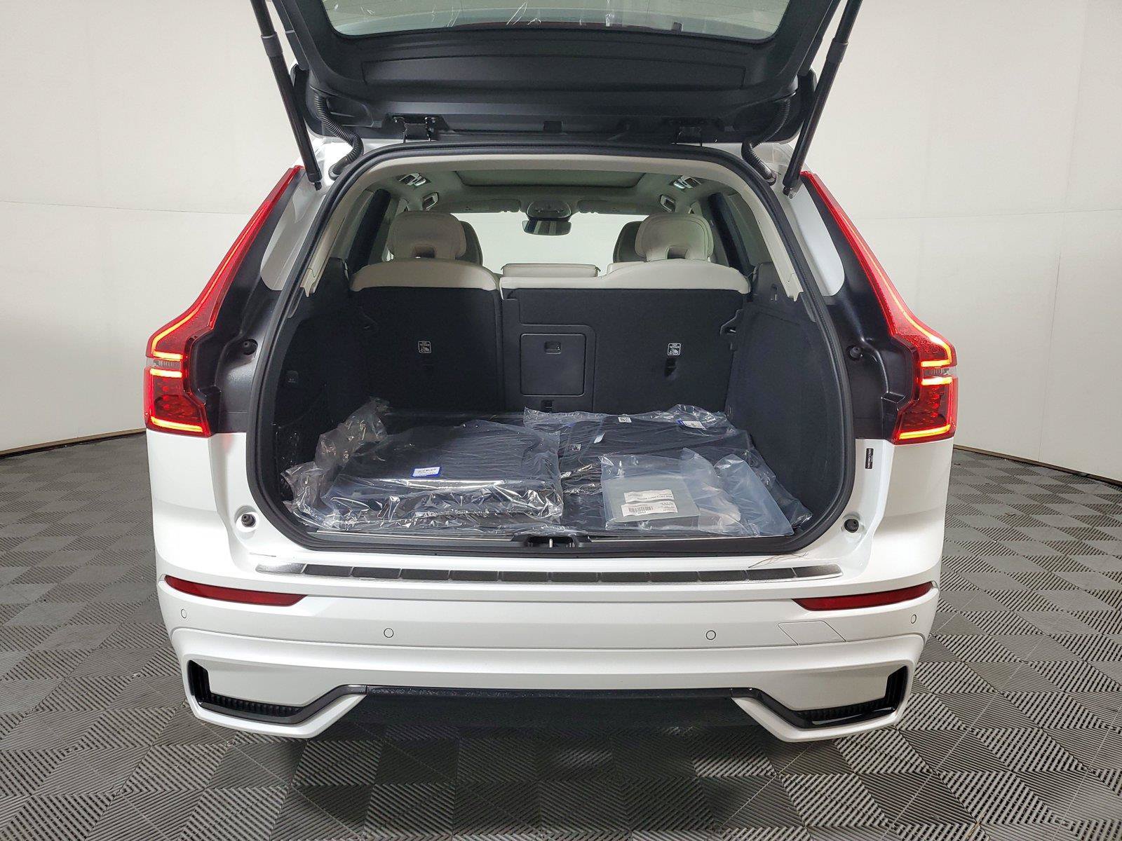 New 2027 Volvo XC60 B5 Ultra AWD/4WD image 9