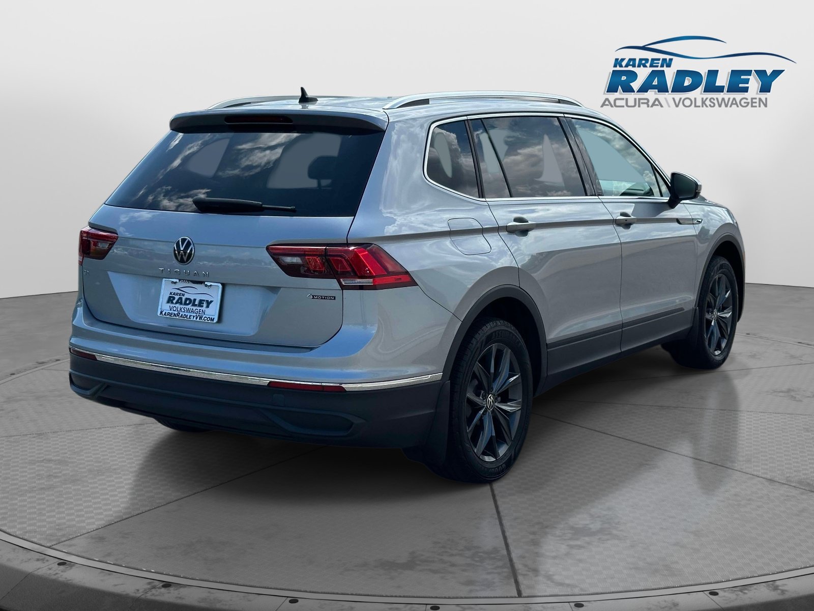 Certified 2023 Volkswagen Tiguan SE w/ Panoramic Sunroof Package AWD/4WD image 2