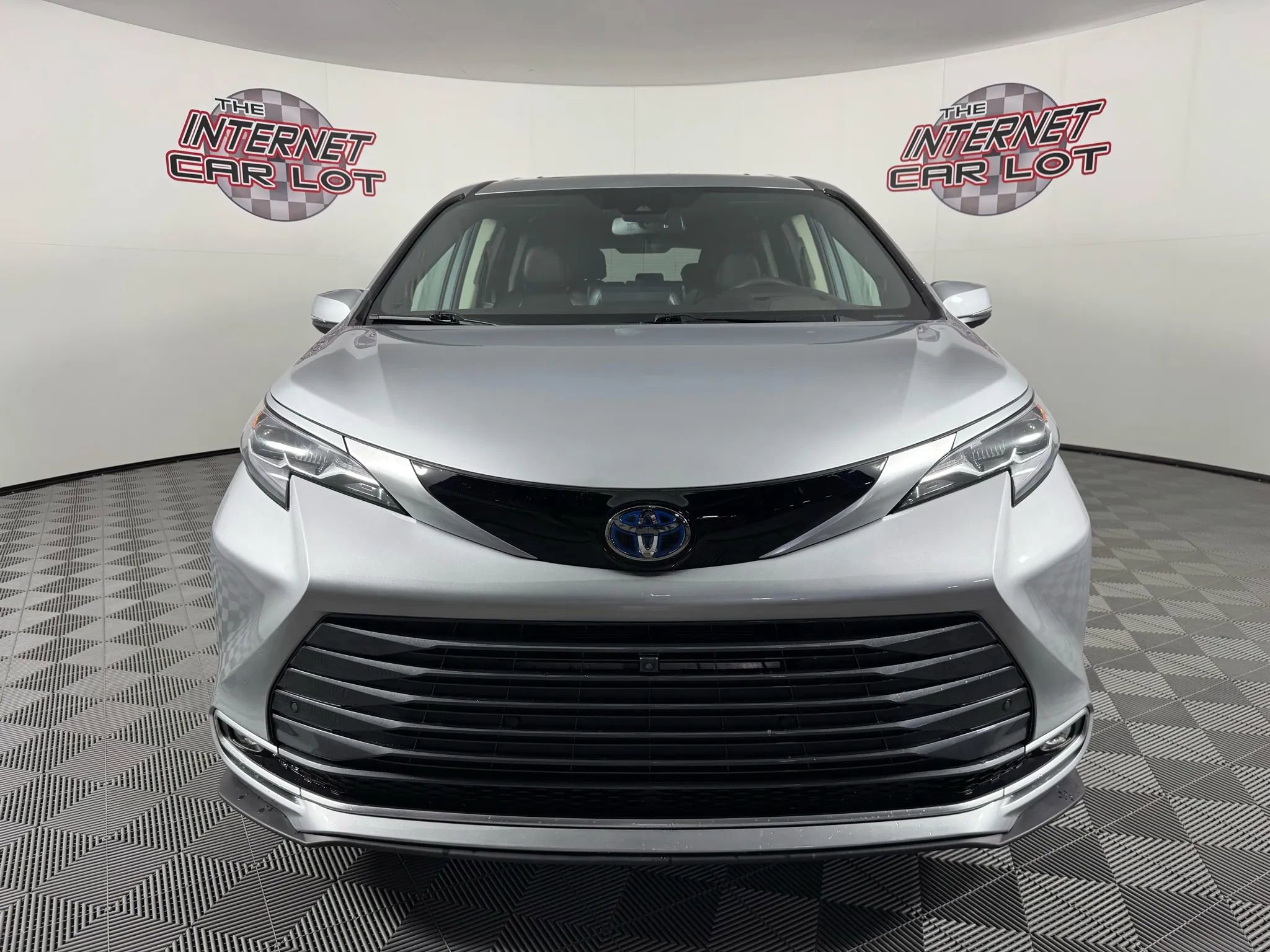 Used 2024 Toyota Sienna Platinum image 2