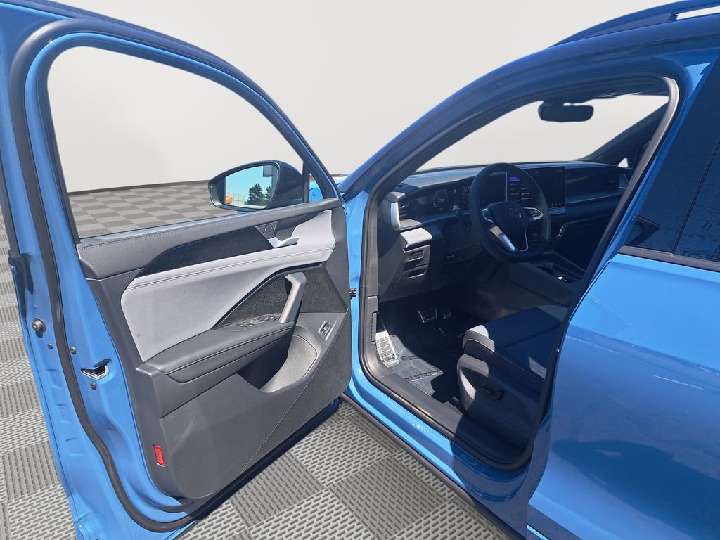 New 2025 Volkswagen Tiguan SE R-Line image 11
