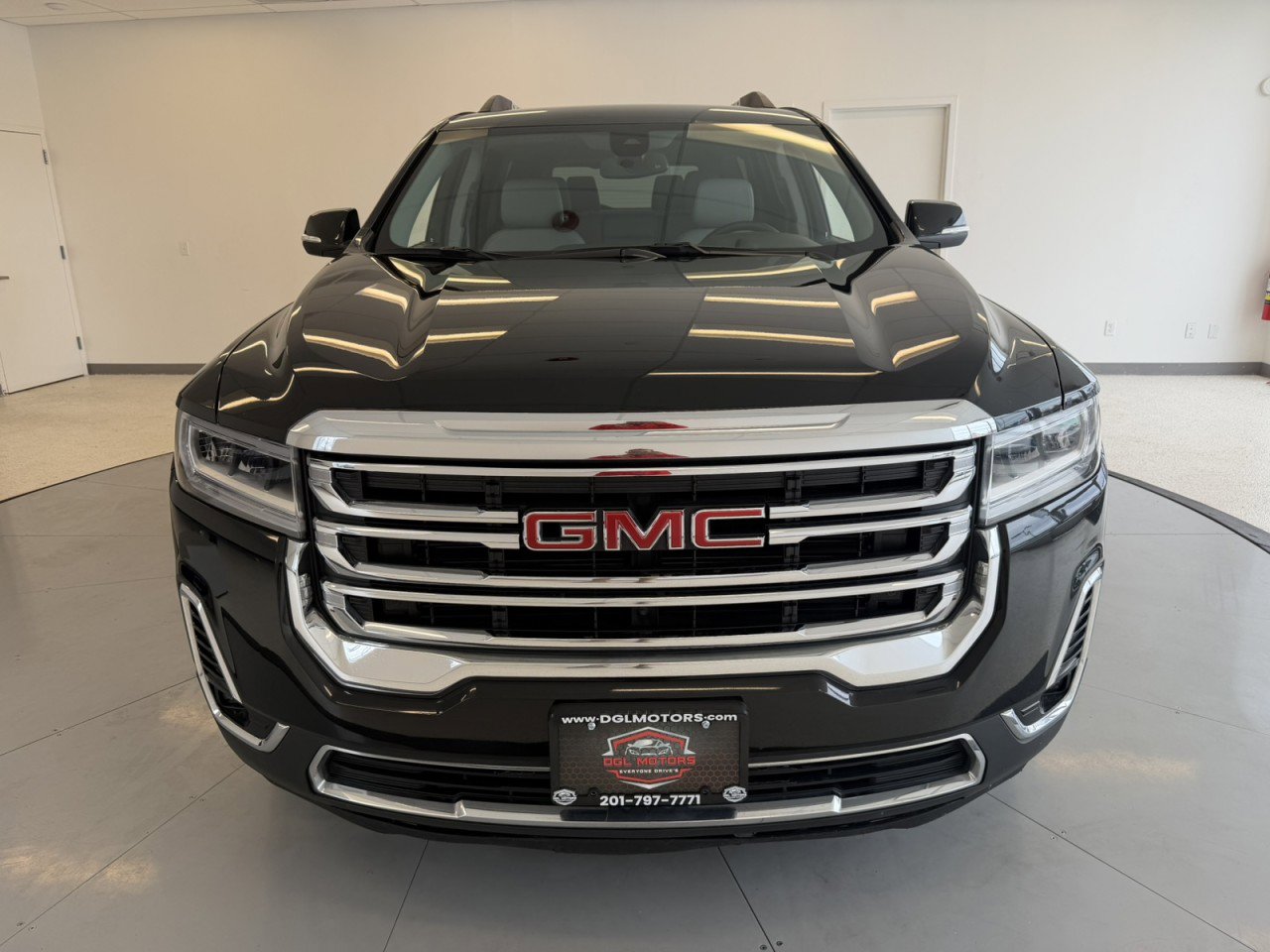 Used 2023 GMC Acadia SLT image 2