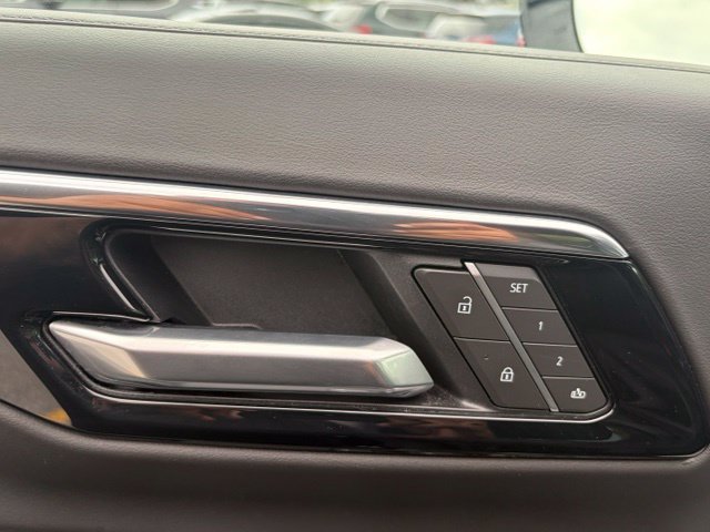 Used 2025 Chevrolet Suburban LT w/ Comfort Package AWD/4WD image 14