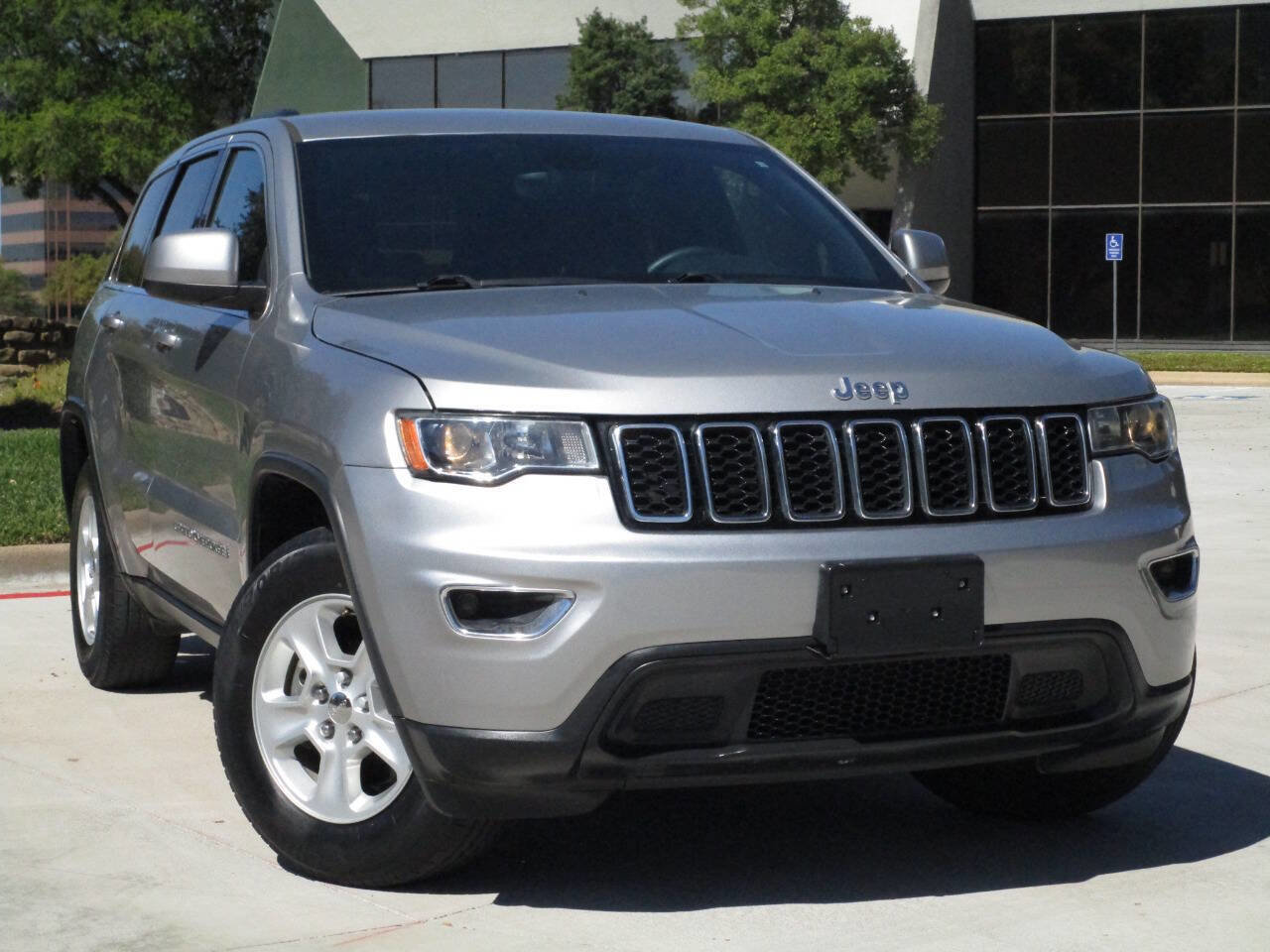 Used 2017 Jeep Grand Cherokee Laredo RWD image 1