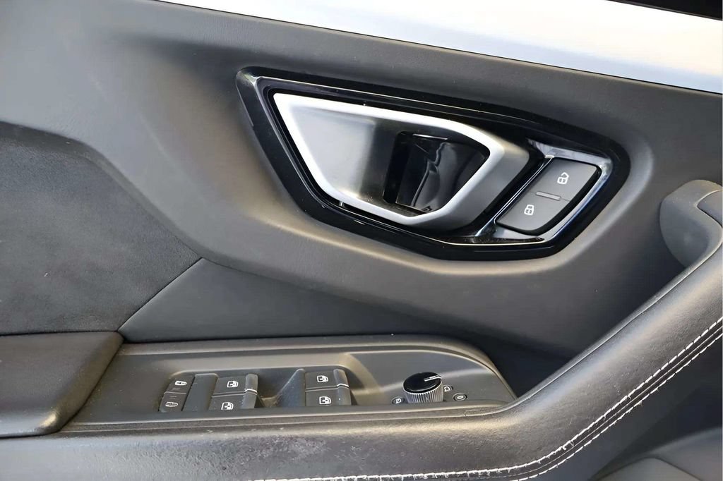 Used 2021 Lamborghini Urus AWD/4WD image 22