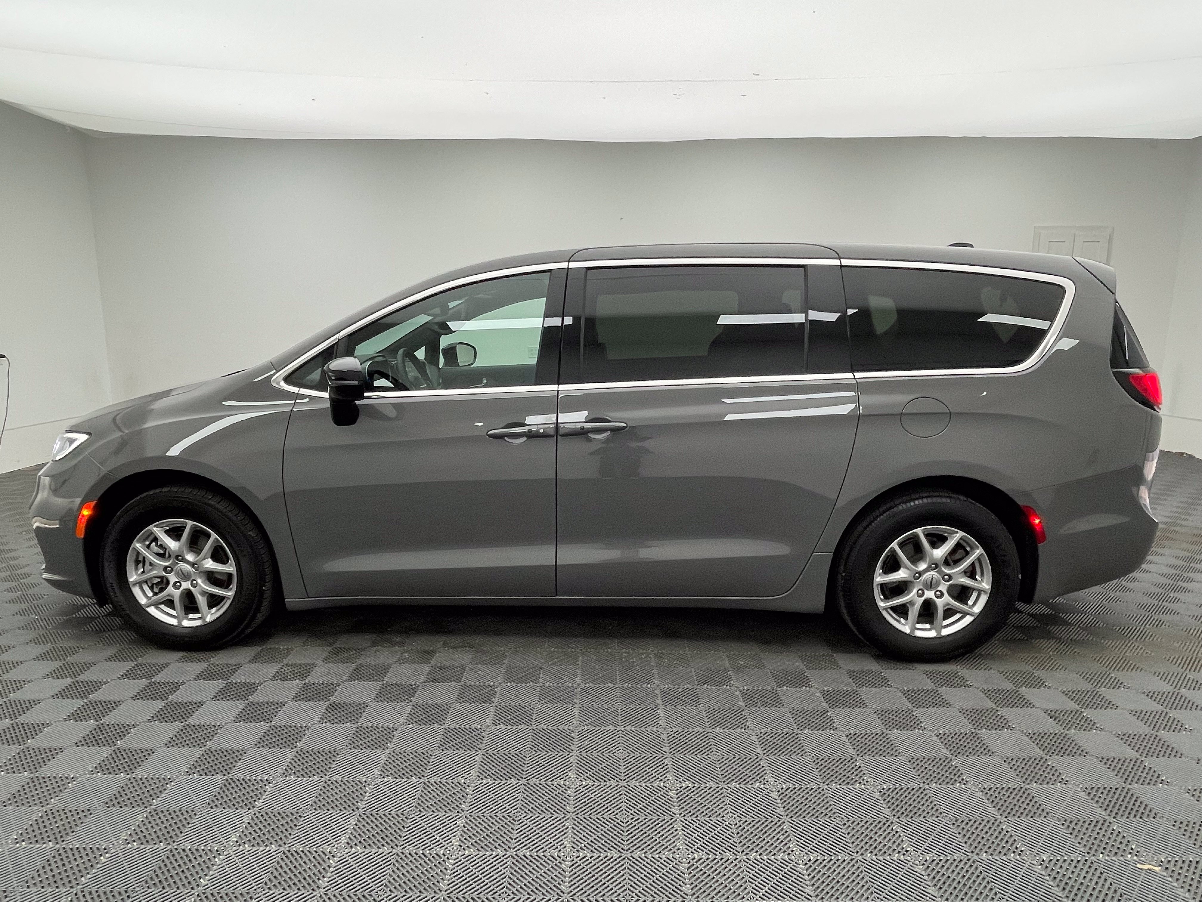 Used 2025 Chrysler Pacifica Select FWD image 12