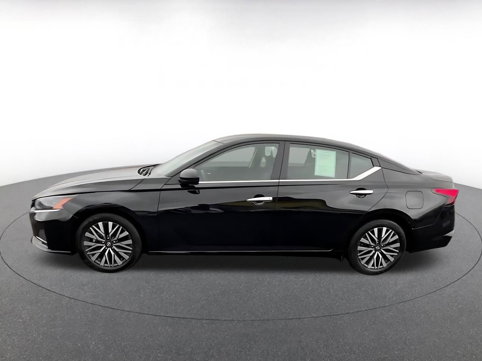 Used 2025 Nissan Altima 2.5 SV image 9