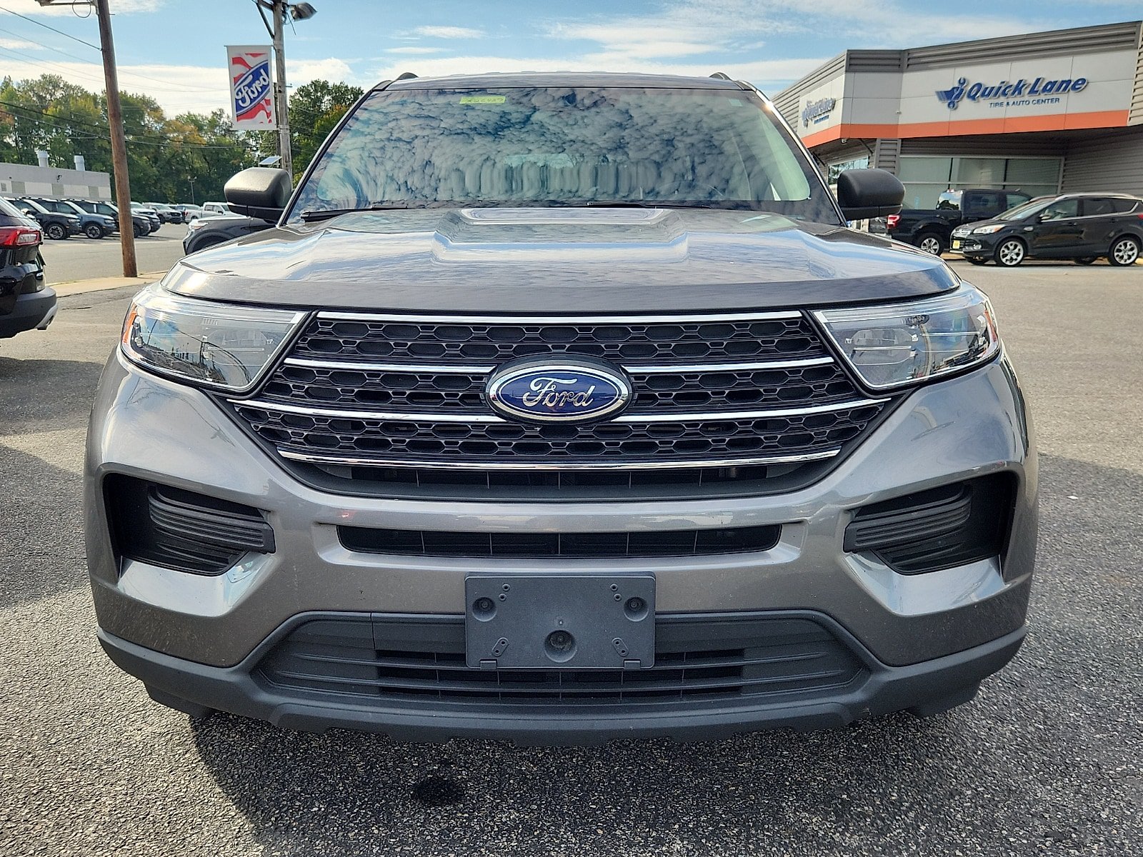 Used 2023 Ford Explorer XLT AWD/4WD image 2