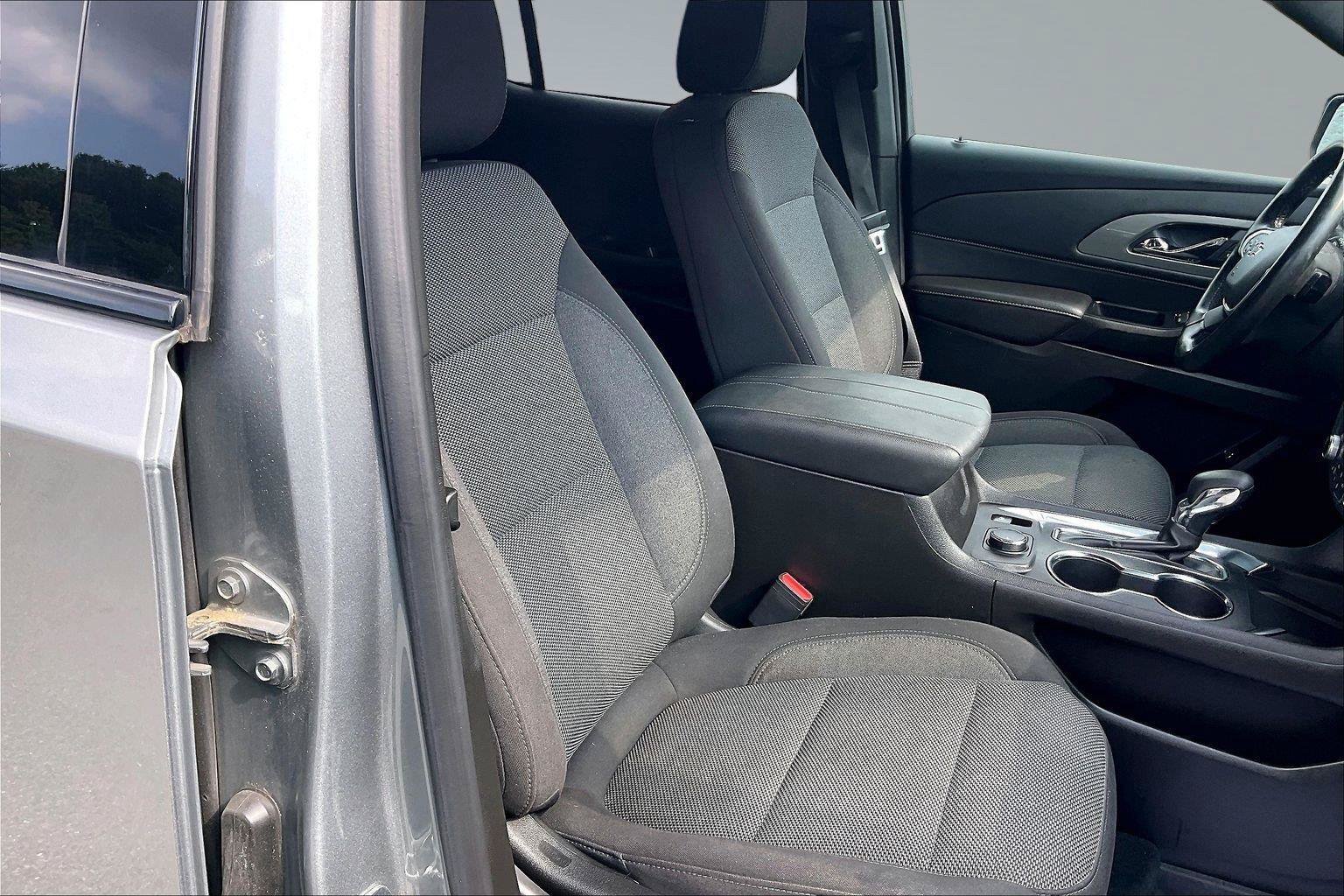 Used 2023 Chevrolet Traverse LT FWD image 7