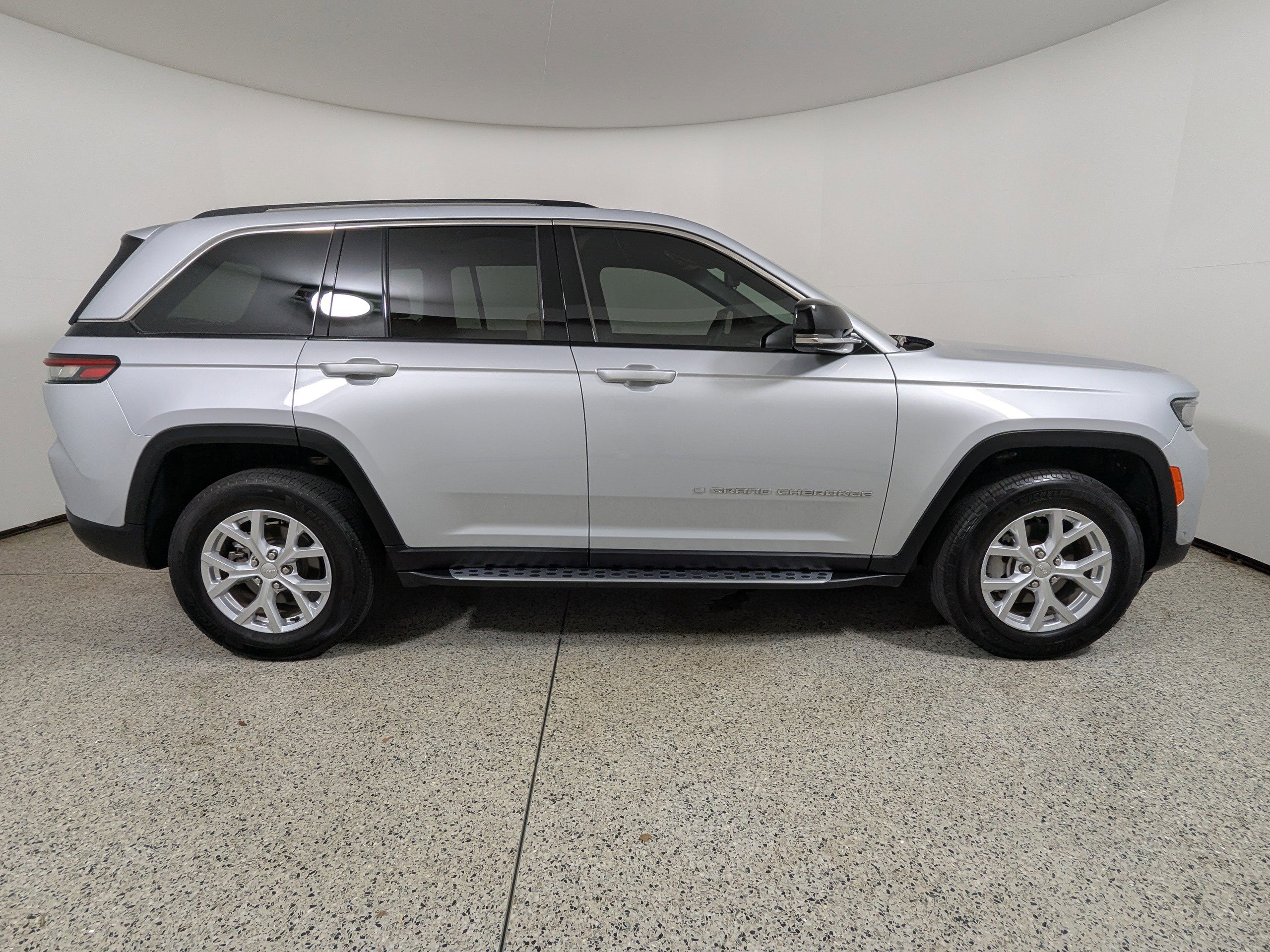 Used 2023 Jeep Grand Cherokee Limited w/ Luxury Tech Group II RWD image 8