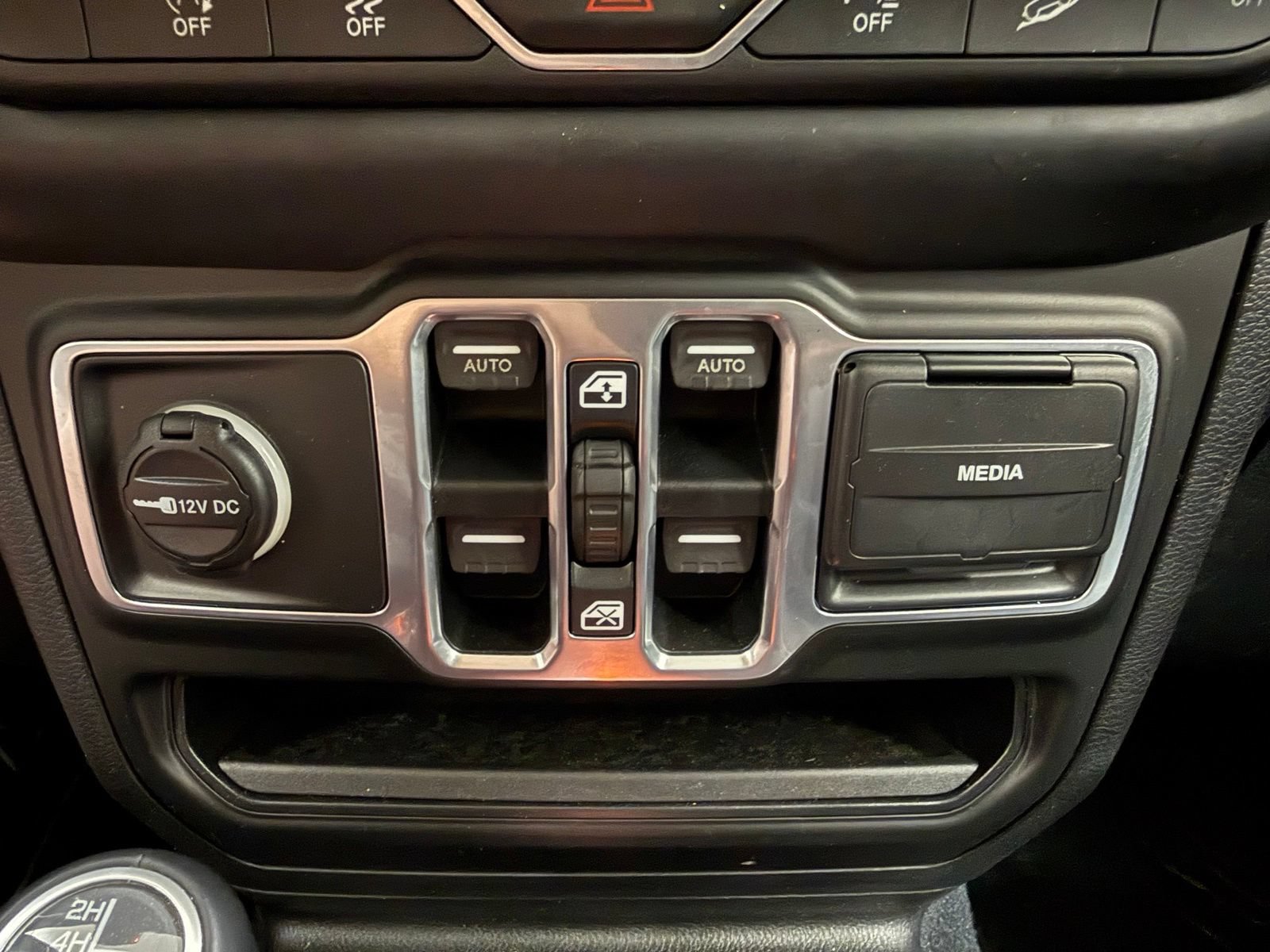 Used 2018 Jeep Wrangler Unlimited Sahara AWD/4WD image 21