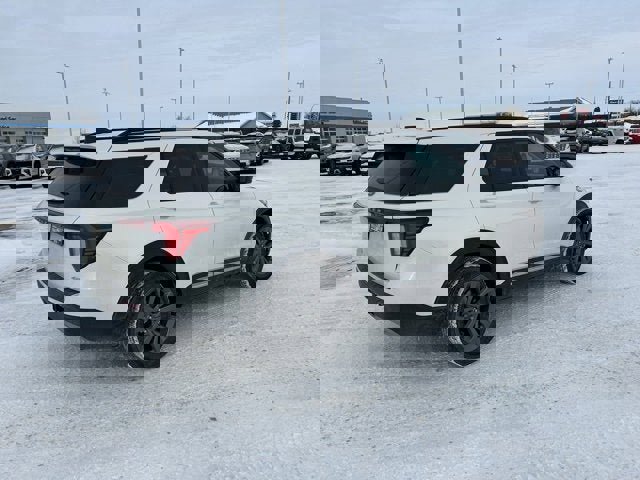 Used 2025 Ford Explorer Active w/ Active Comfort Package image 3