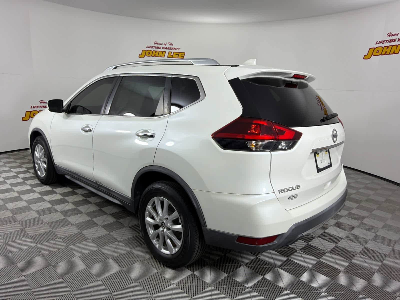 Used 2018 Nissan Rogue SV FWD image 3