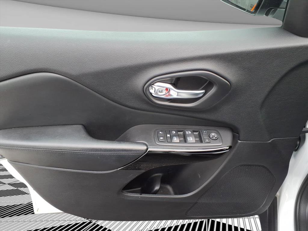 Used 2020 Jeep Cherokee Latitude Plus image 15