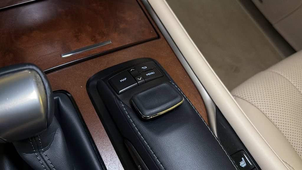 Used 2021 Lexus LX 570 4WD w/ Luxury Package image 32