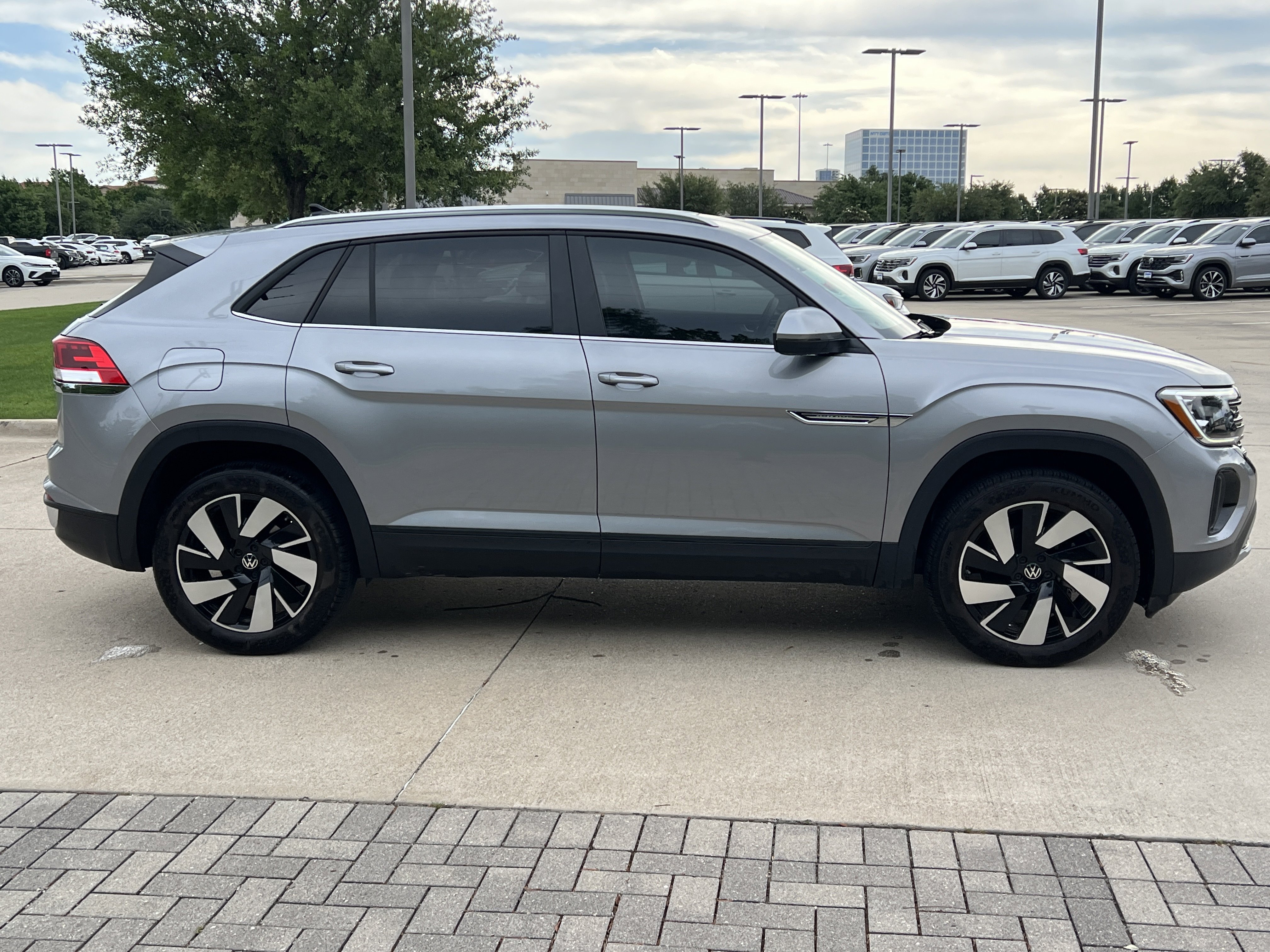 Certified 2024 Volkswagen Atlas Cross Sport SE w/ Panoramic Sunroof Package FWD image 11