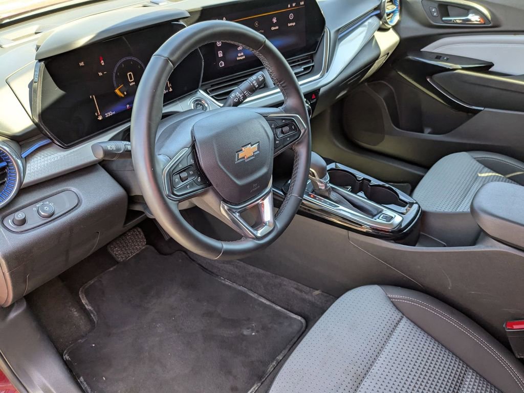 Used 2025 Chevrolet Trax LT w/ LT Convenience Package FWD image 14