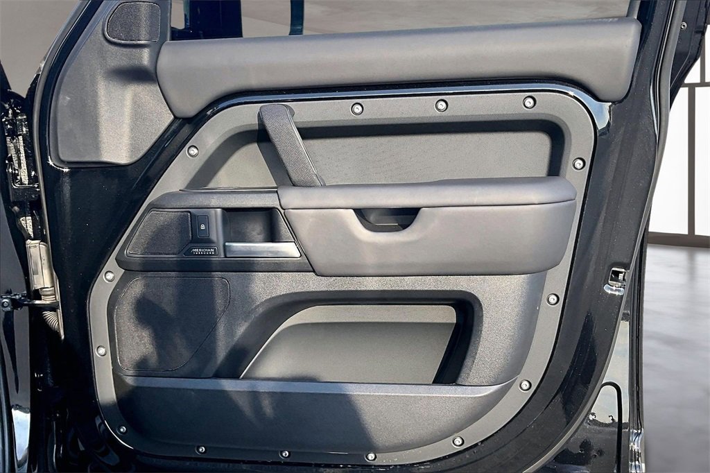 Used 2025 Land Rover Defender 130 X image 19