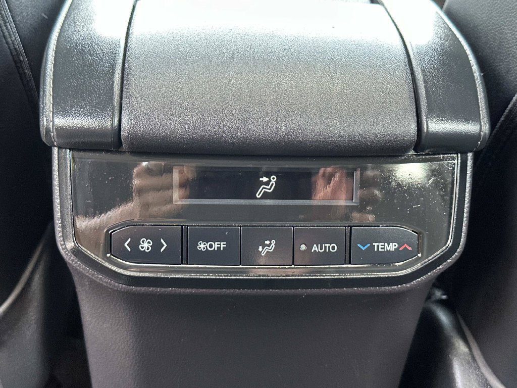 Used 2023 Toyota Highlander XLE FWD image 18