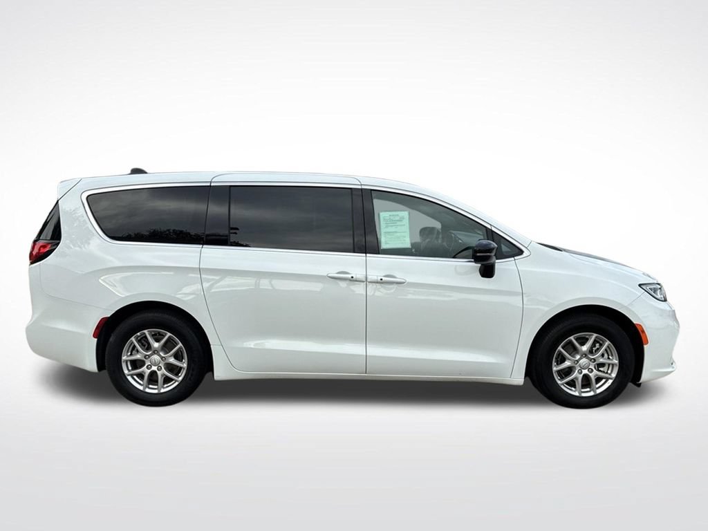 Used 2025 Chrysler Pacifica Select FWD image 5