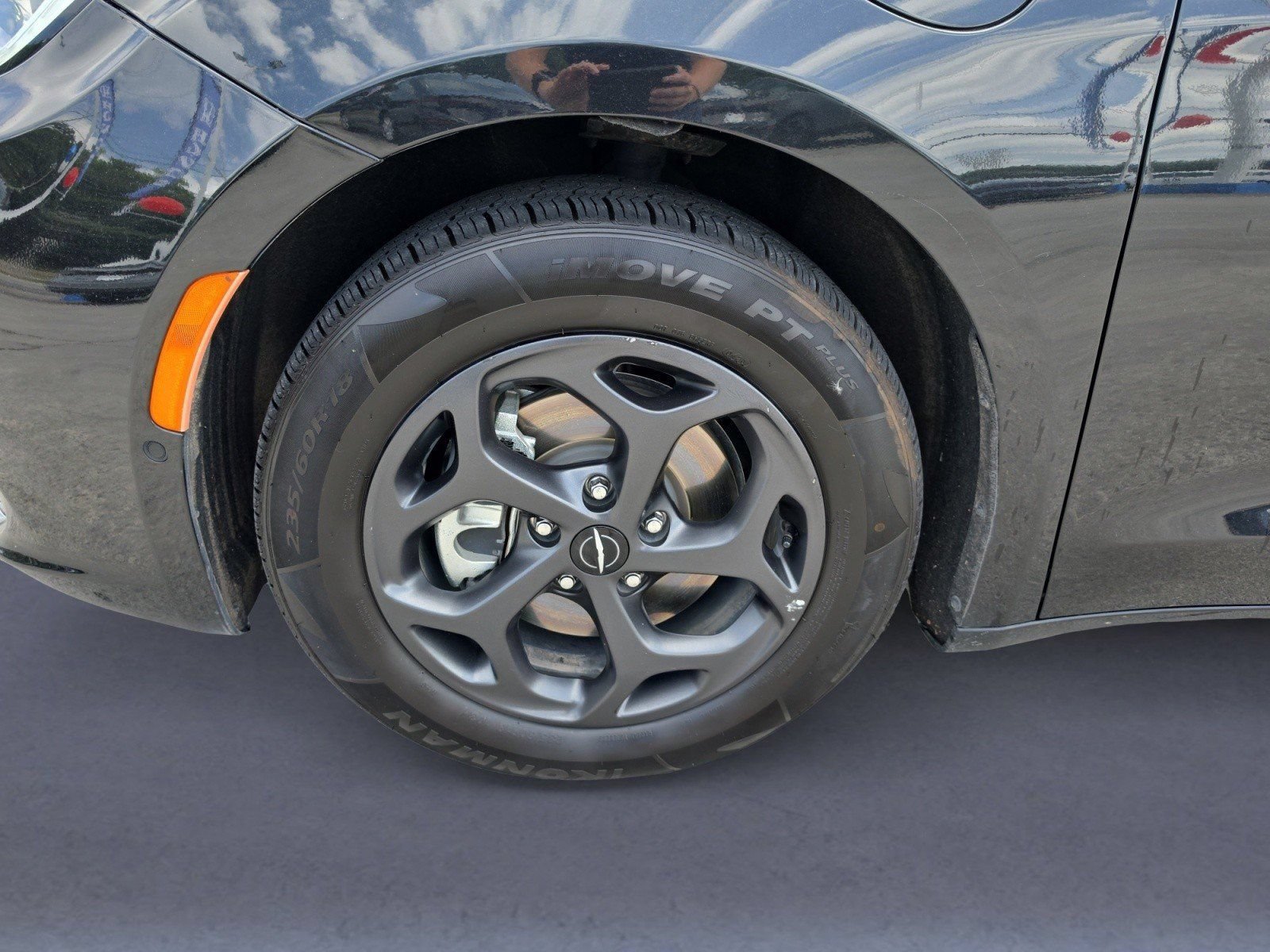 Used 2024 Chrysler Pacifica Premium FWD image 35