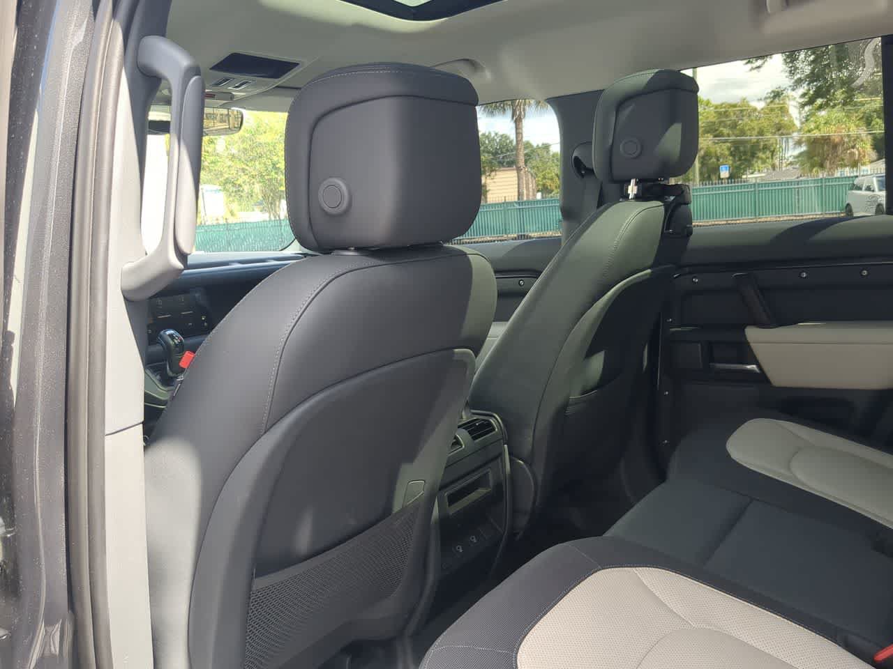Certified 2024 Land Rover Defender 110 X-Dynamic SE AWD/4WD image 17