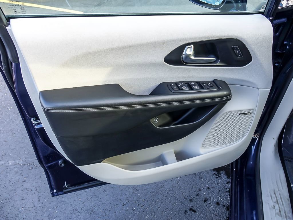 Used 2020 Chrysler Pacifica Limited FWD image 24