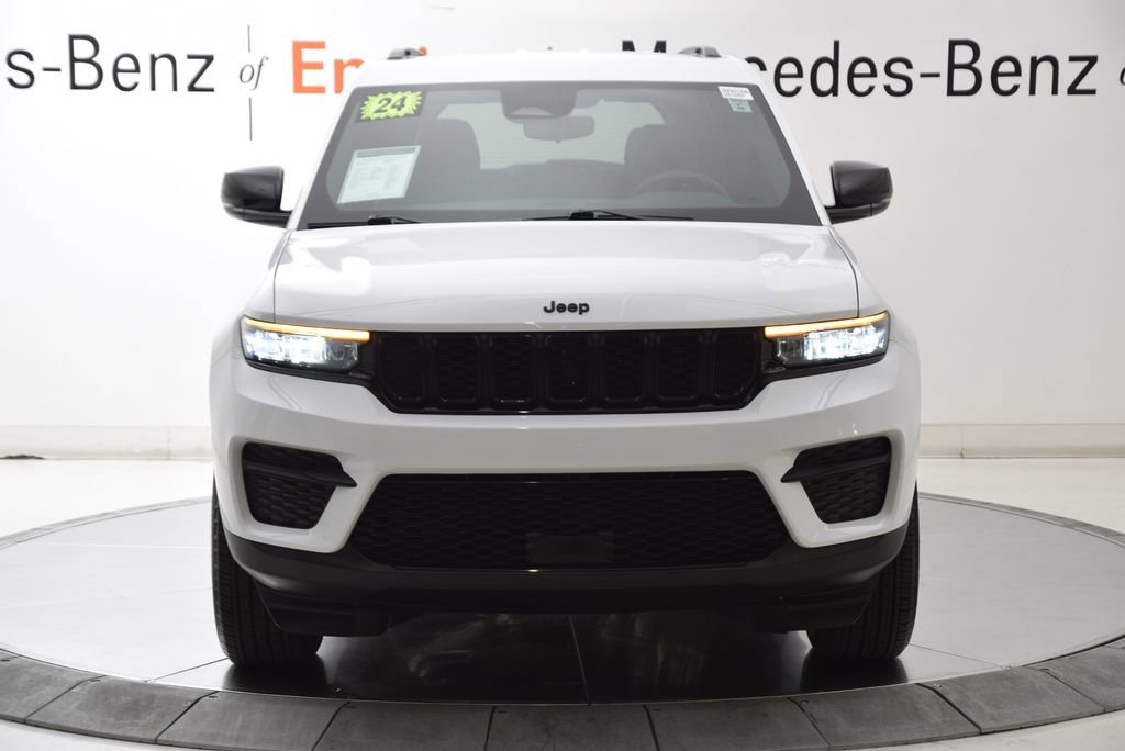 Used 2024 Jeep Grand Cherokee Altitude RWD image 8