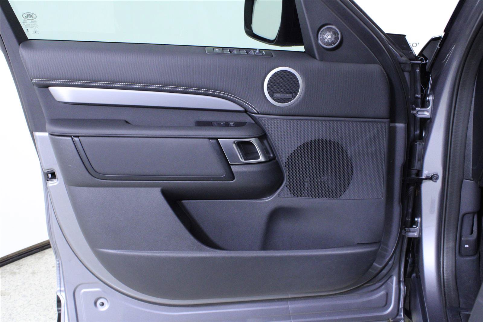 Used 2025 Land Rover Discovery Dynamic SE AWD/4WD image 18