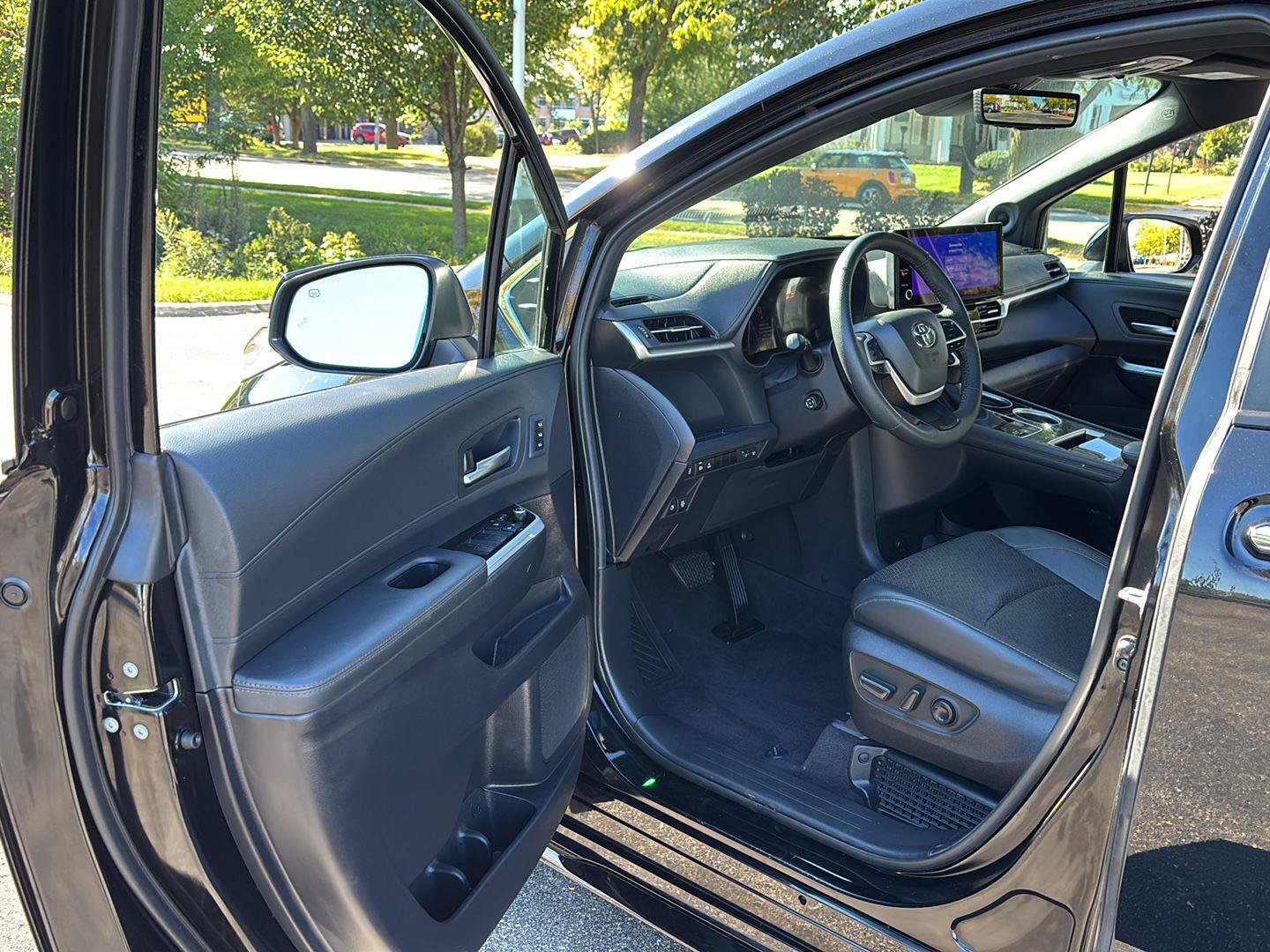 Used 2025 Toyota Sienna Limited AWD/4WD image 2