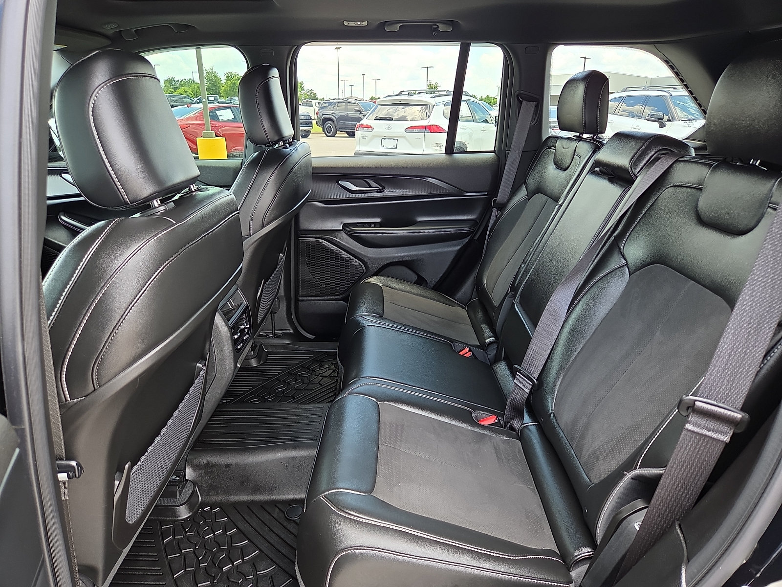 Used 2024 Jeep Grand Cherokee Altitude AWD/4WD image 10