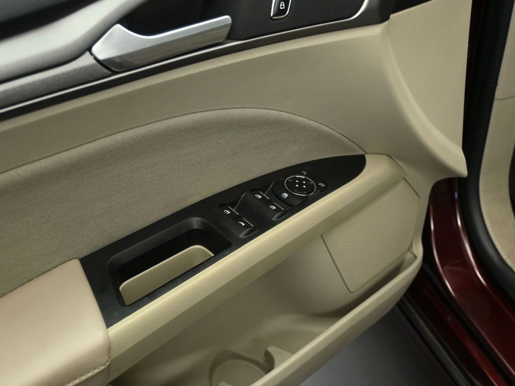 Certified 2018 Ford Fusion SE w/ Fusion SE Technology Package image 10