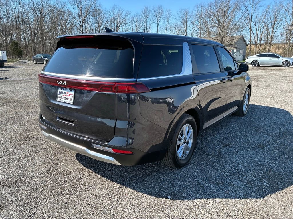 Used 2023 Kia Carnival LX FWD image 3