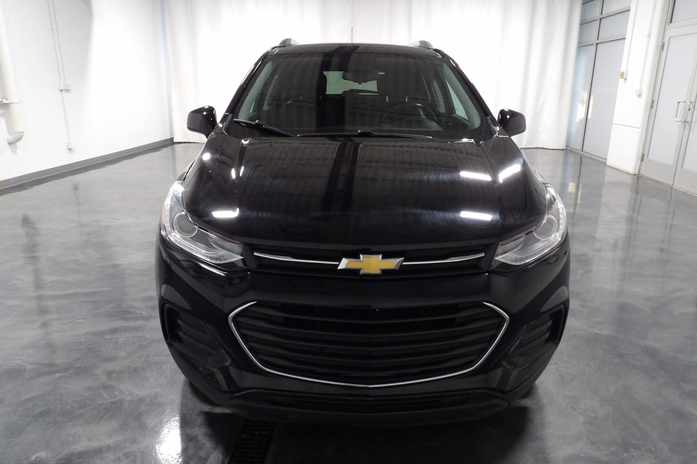 Used 2019 Chevrolet Trax LT w/ Sun & Sound Package AWD/4WD image 2