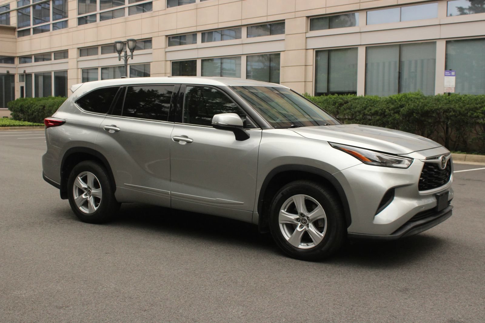 Used 2022 Toyota Highlander L AWD/4WD image 2
