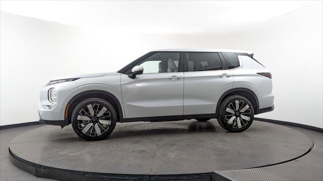 Used 2025 Mitsubishi Outlander SE image 3