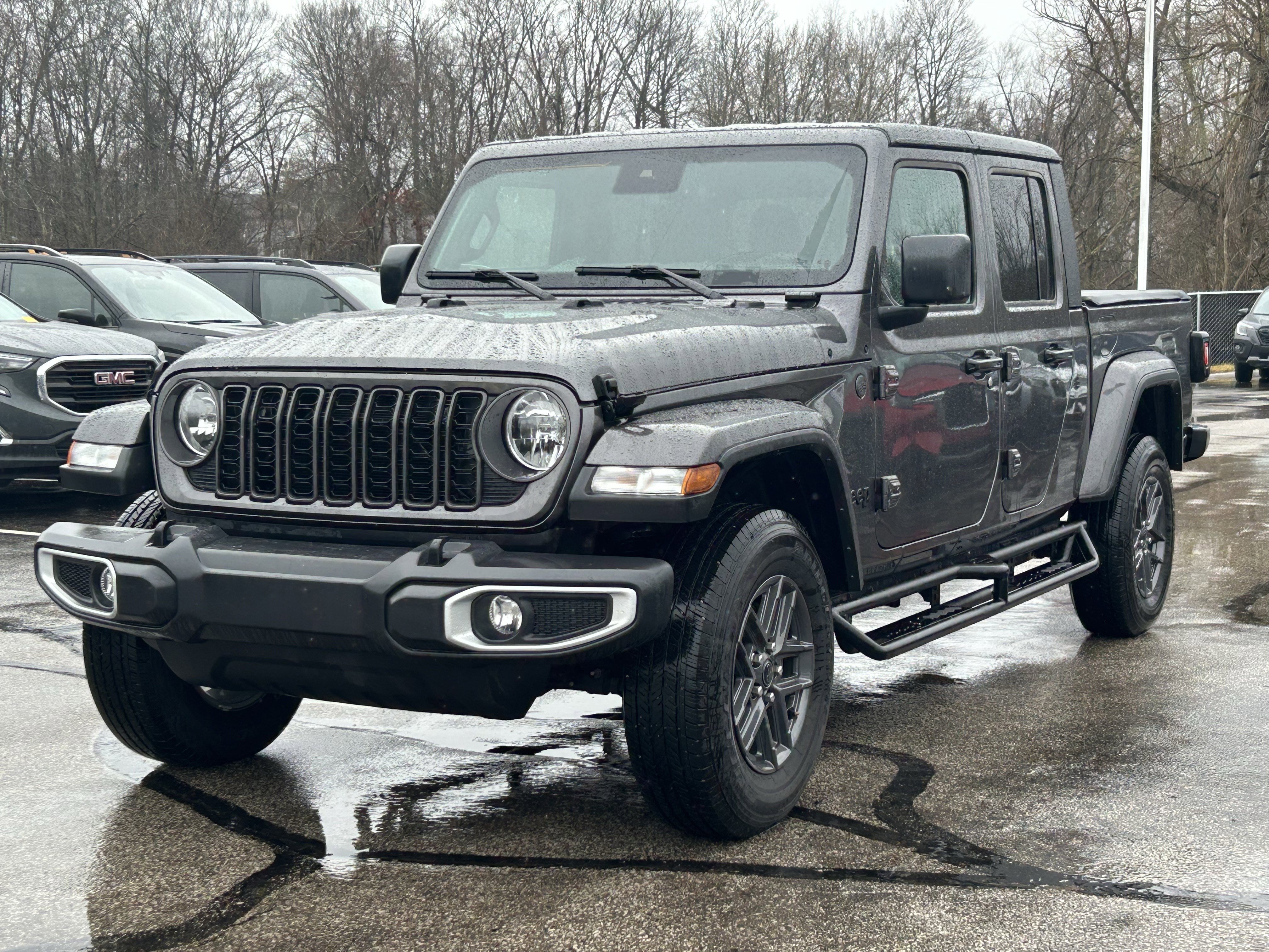 Used 2024 Jeep Gladiator Sport image 3