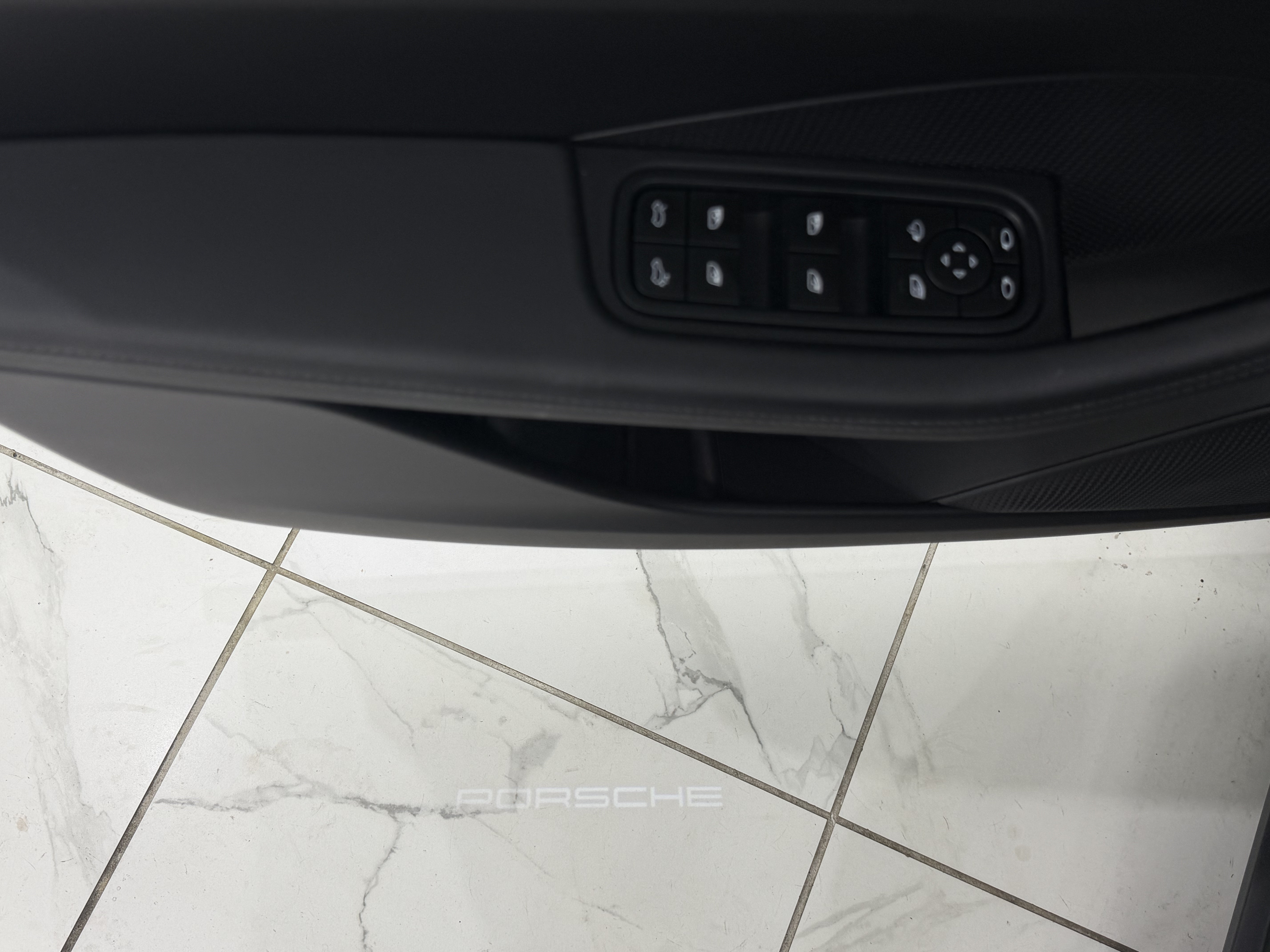 Certified 2025 Porsche Macan Electric RWD image 28